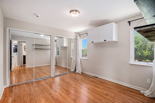 Building Photo - Don't miss this University Hills Home!