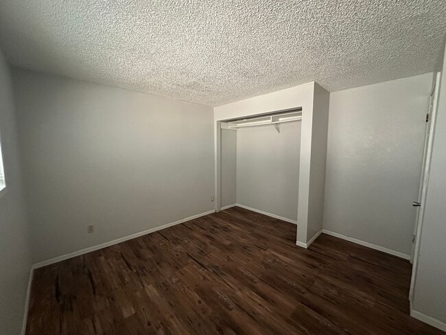 Building Photo - 2 bedroom 1 bath duplex