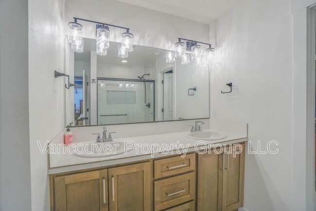 Building Photo - 737 SE 38th St