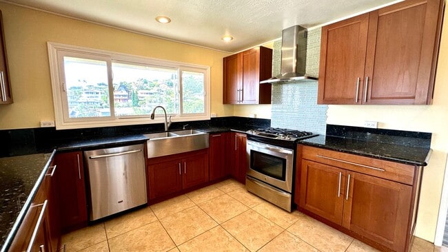 Building Photo - Available NOW - 3 Bedroom, 2 Bath, with a ...