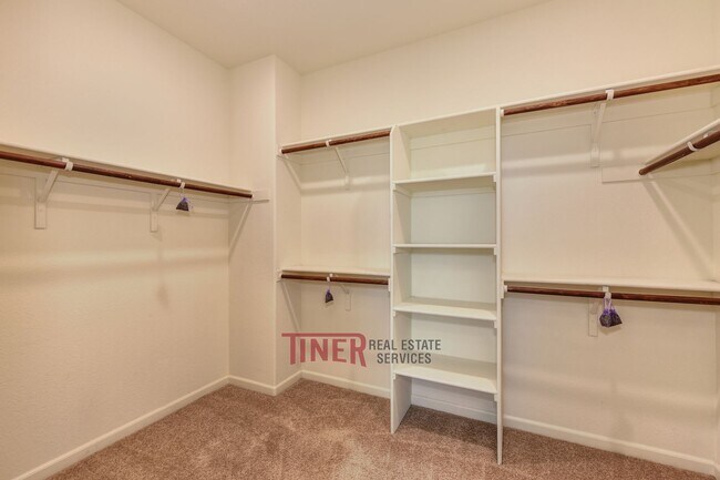 Building Photo - Like New Somerset Ranch Home!
