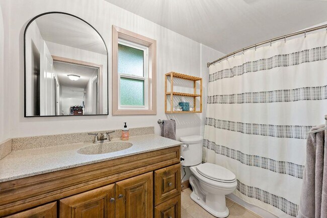 Building Photo - Spacious 4 Bed Lakewood Home w/ 2 Kitchens...
