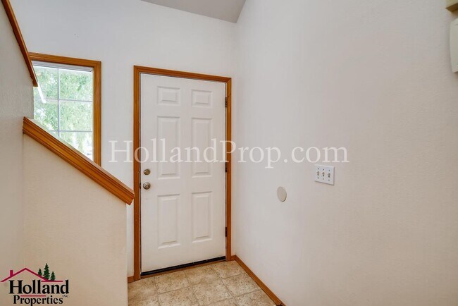 Building Photo - 3901 SW Pinewood Way