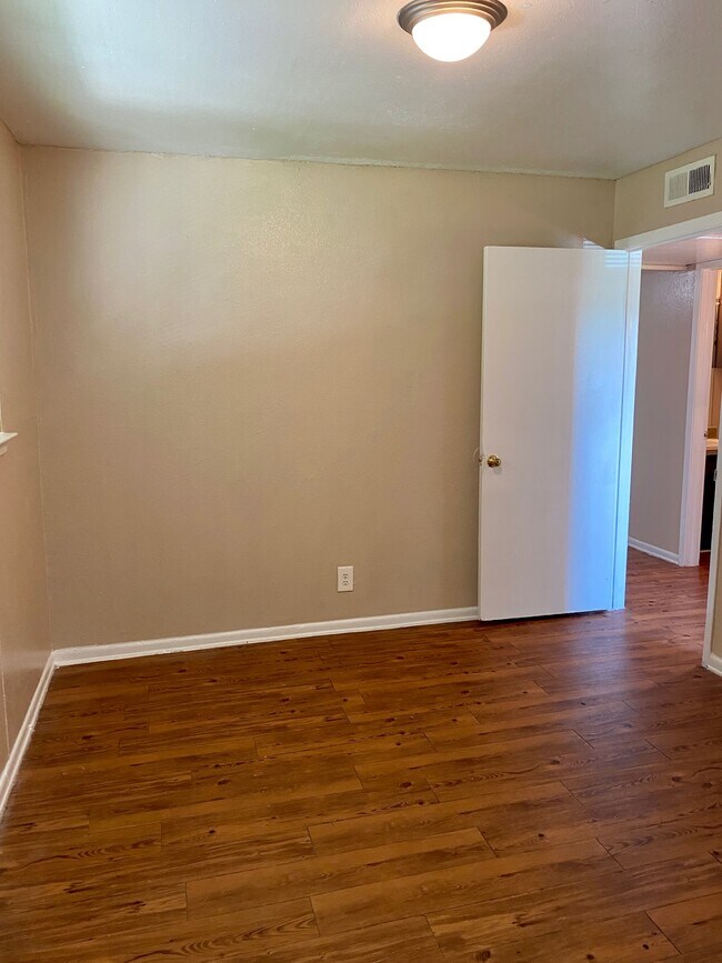 Building Photo - 511 W Dickey Rd