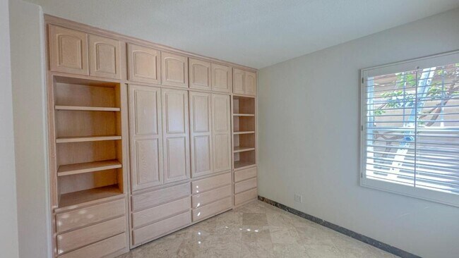 Building Photo - 9 Yale Ct