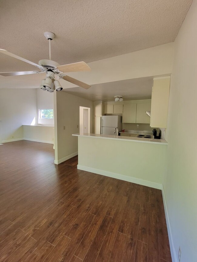 Building Photo - 3-bedroom 2 bath Townhouse in Sun Rise Ridge