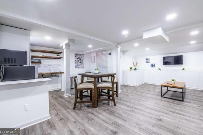 Building Photo - 1122 Elaine Dr