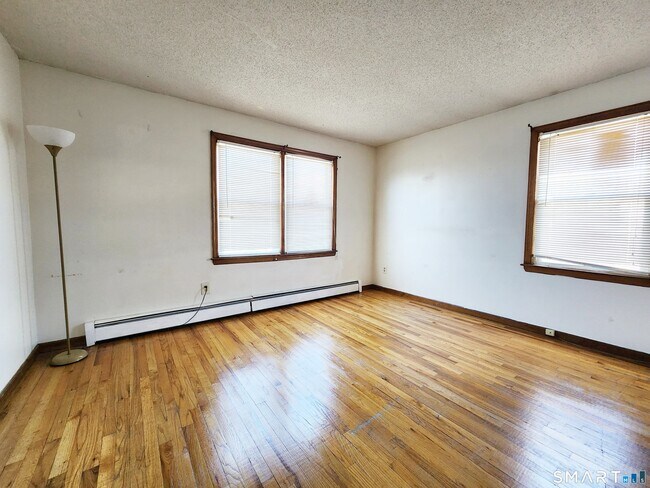 Building Photo - 164 Meadowview Ave