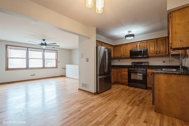 Building Photo - 7411 N Claremont Ave