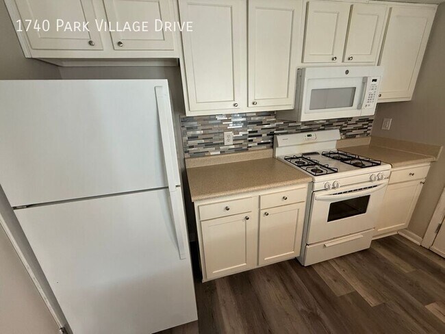 Building Photo - 1740 Park Village Dr