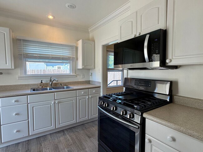Building Photo - Carlsbad Home across from Holiday Park