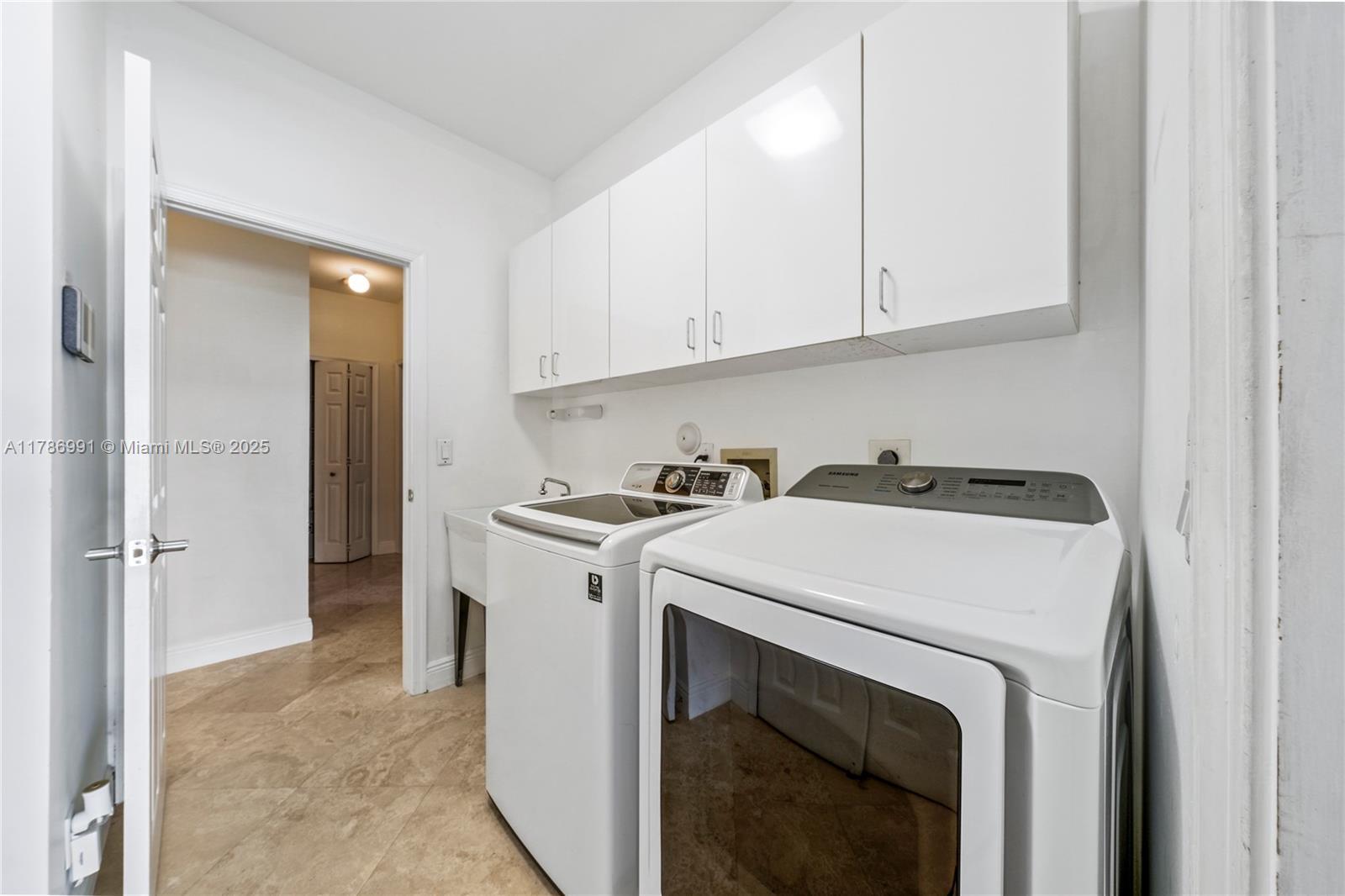 Building Photo - 2724 Oakbrook Dr