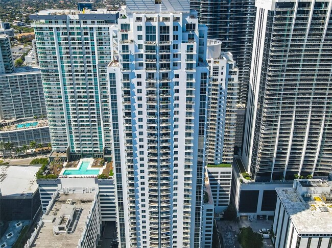 Building Photo - 1060 Brickell Ave