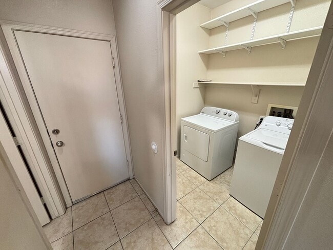 Building Photo - Gorgeous 3bed / 2.5bath home in the Silverstone Ranch community!