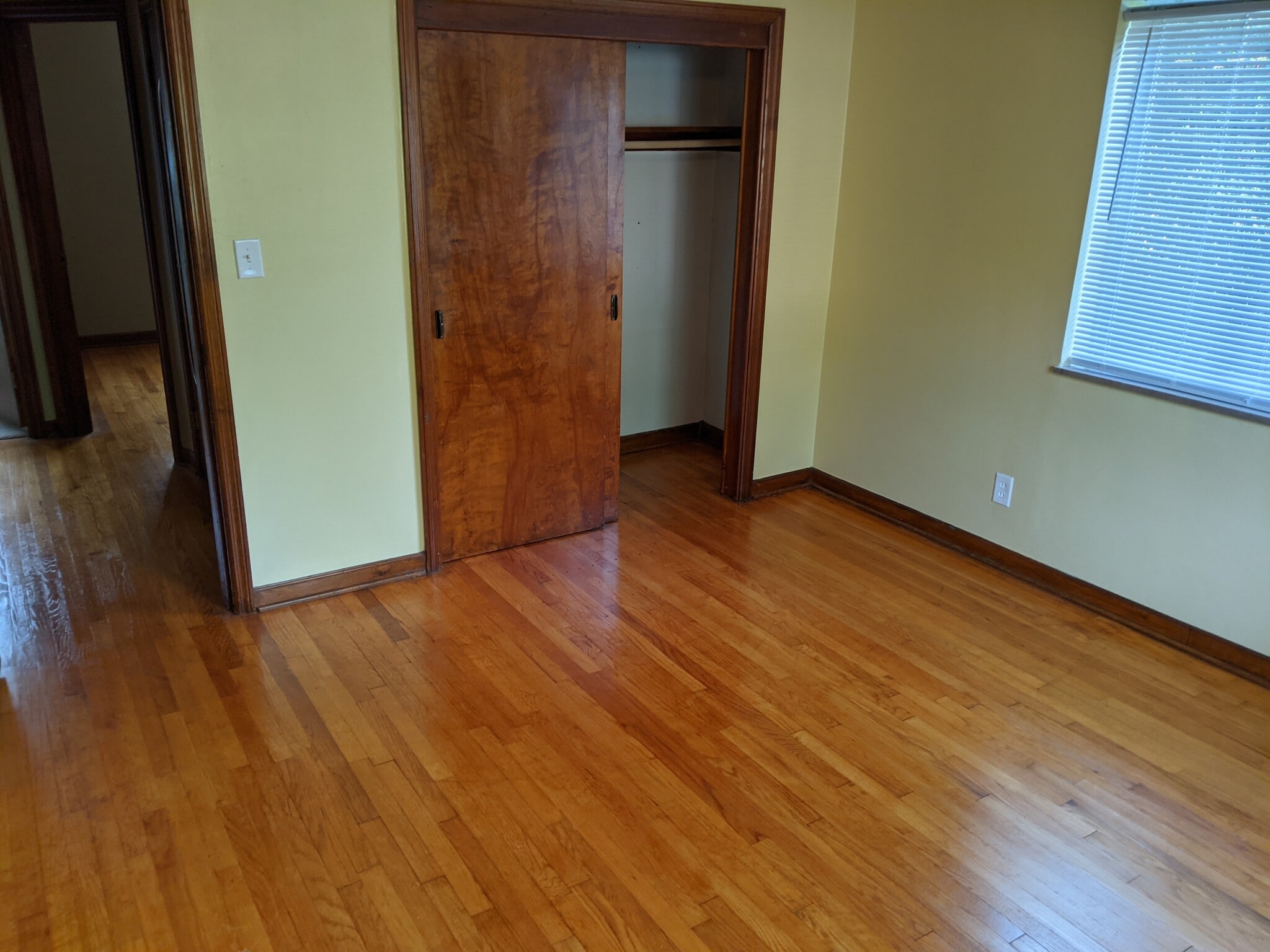 Master bedroom with spacious closet - 3005 Fairway Dr