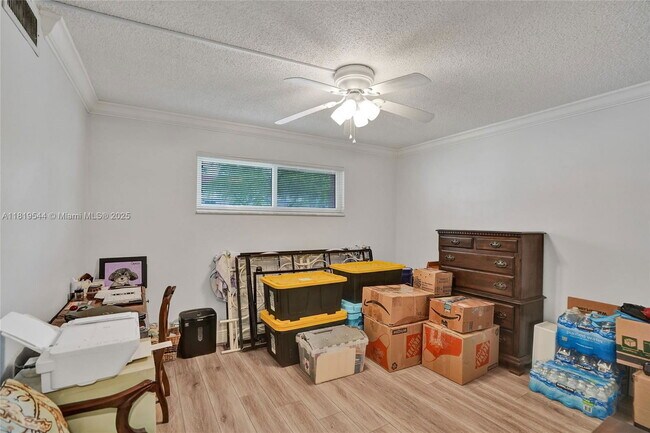 Building Photo - 9410 N Hollybrook Lake Dr