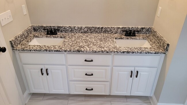 Building Photo - FULLY FURNISHED DUPLEX! 3BED 2BATH! ~ AVAL...