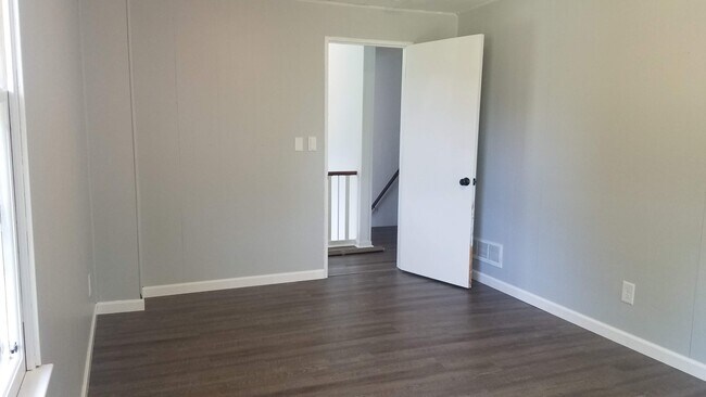 Building Photo - 926 Cedar Dr