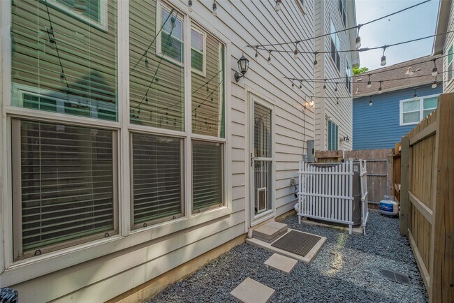 Building Photo - 854 W 20th St