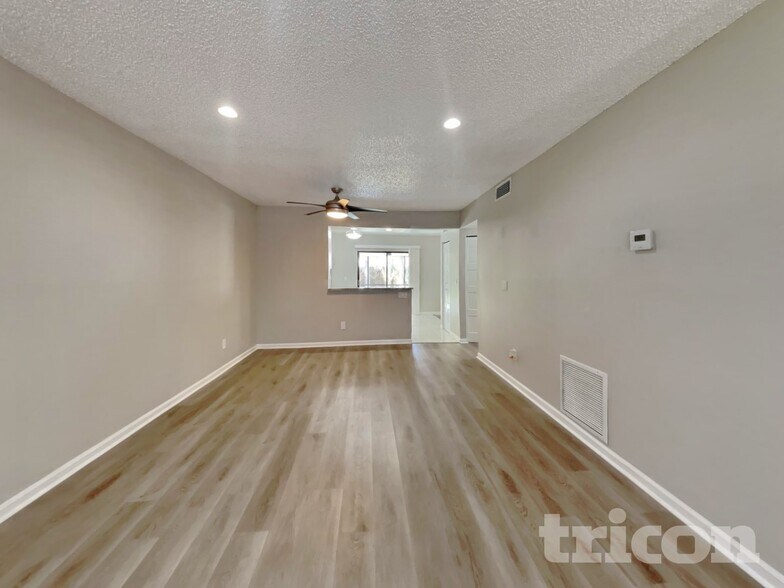 Building Photo - 16128 Foxfire Dr