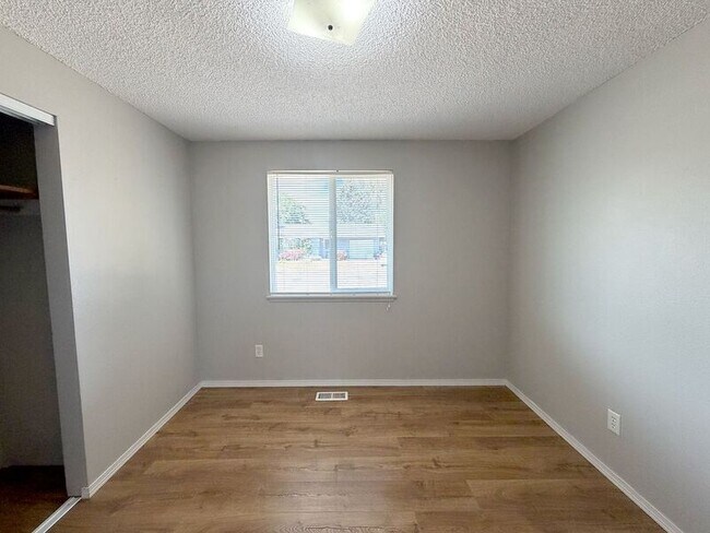 Building Photo - 410 Crona St