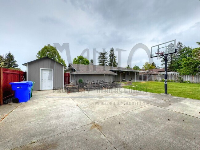 Building Photo - Entertainers Dream Home