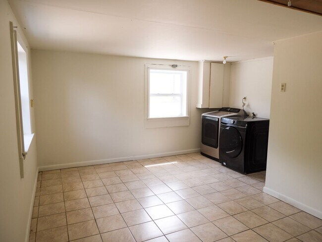 Building Photo - MOVE IN SPECIAL for: 3 Bedroom House Avail...