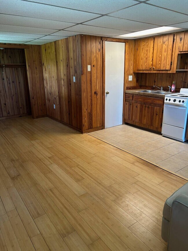 Building Photo - 916 Lake Josephine Dr