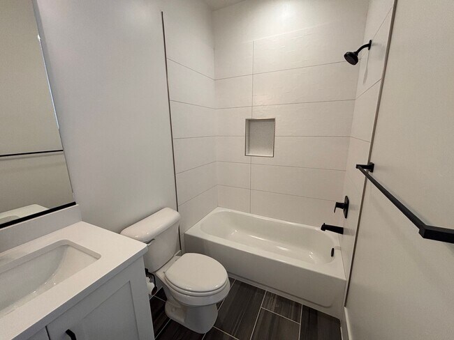 Building Photo - Beautiful 5 bed | 4 Bath | 3 Car Garage