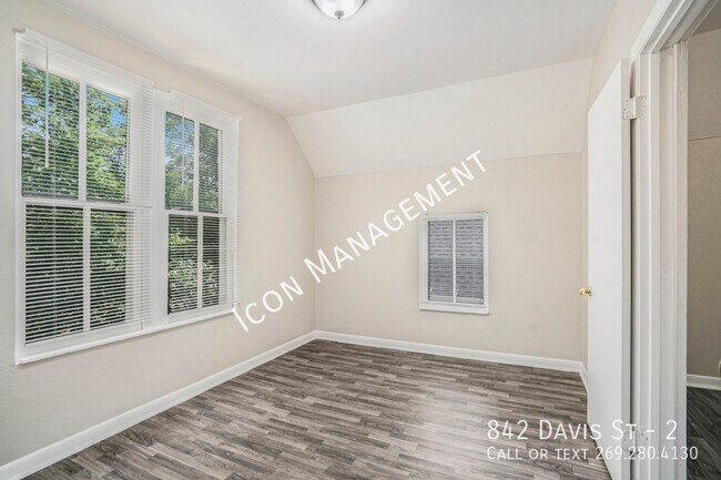 Building Photo - 842 Davis St