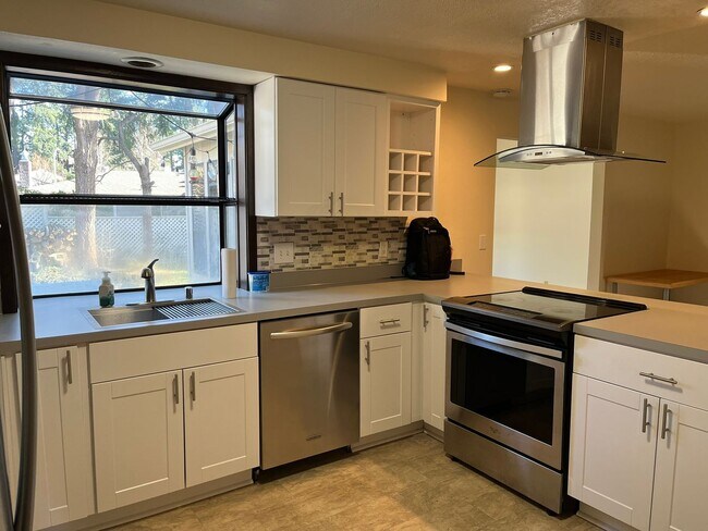 Building Photo - Beautiful One-Level Home with Sunroom, Vaulted Ceilings & Multiple Living Areas