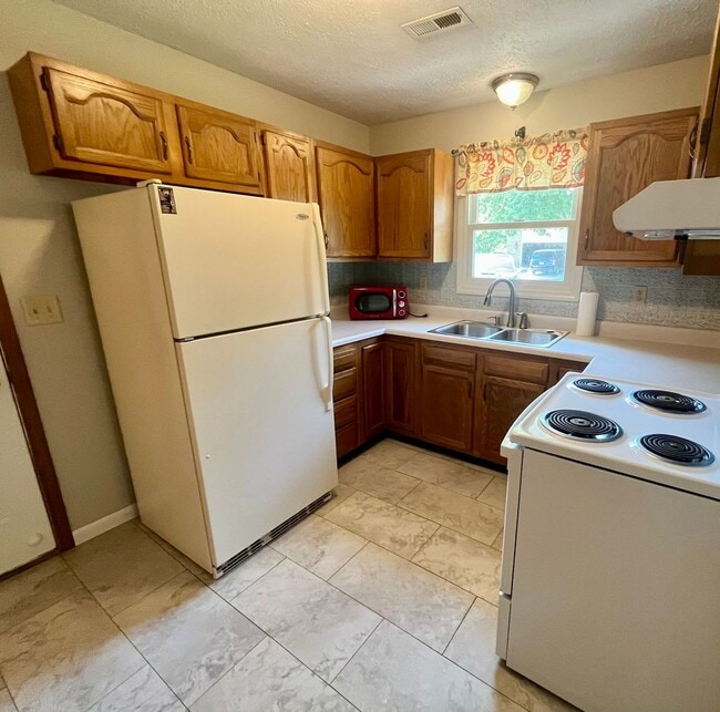 Building Photo - 644 Tamarach Dr