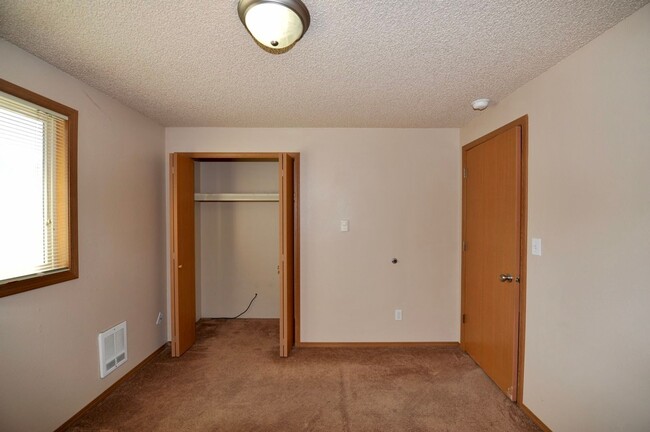 Building Photo - 2 bed 1 bath apartment (4plex building)