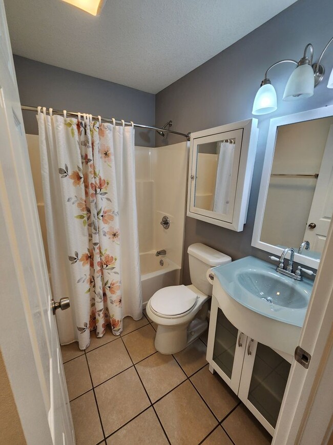 Building Photo - Beautiful newer home with everything on main level in Seaman Schools