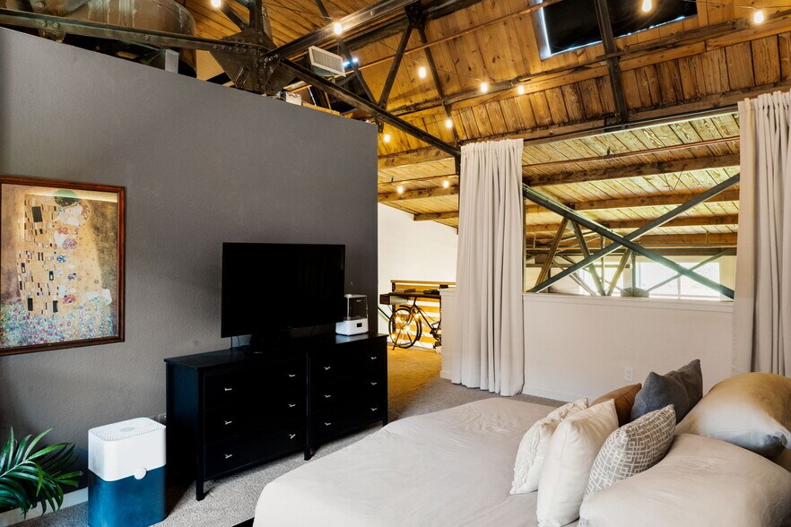 Building Photo - 3033 Blake St