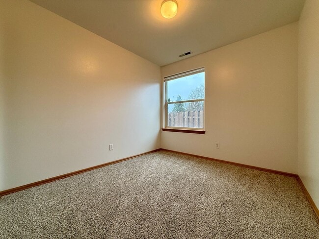 Building Photo - COME TAKE A LOOK AT THIS BEAUTIFUL NEWLY UPDATED HOME IN REDMOND!!