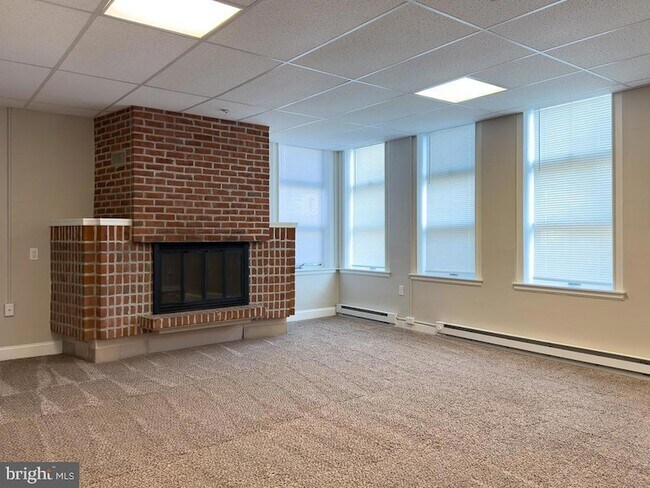 Building Photo - 100 S Front St