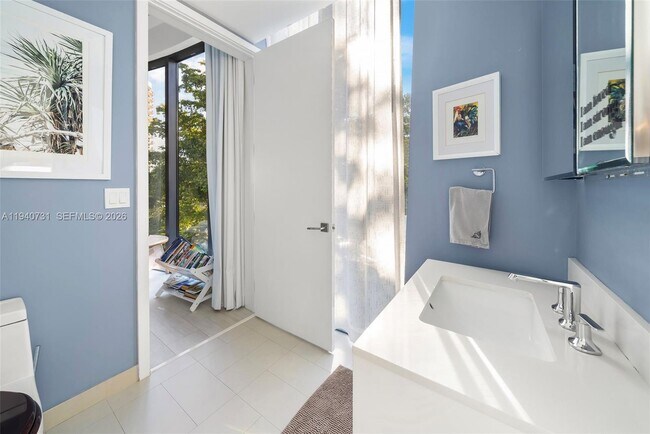 Building Photo - 2831 S Bayshore Dr