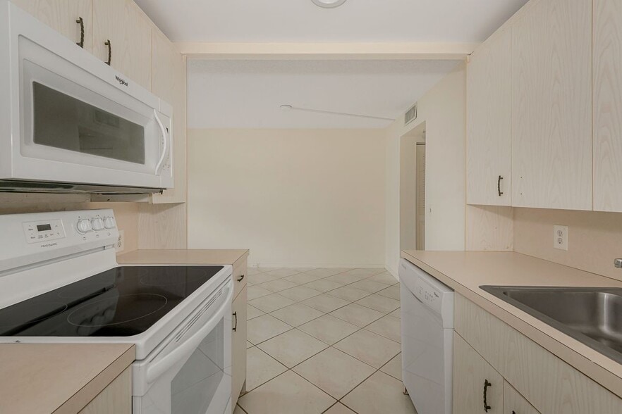 Building Photo - 2009 Cornwall Dr