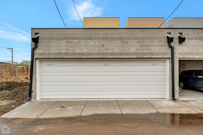 Building Photo - 3932 S Calumet Ave