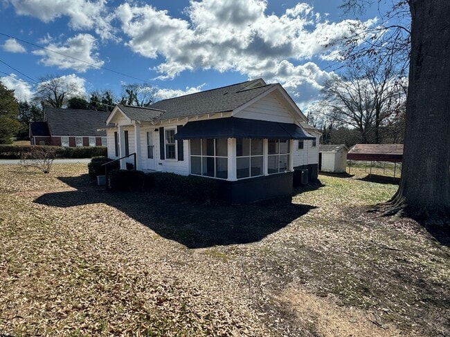 Primary Photo - 2 Bedrooms, 1 Bathroom with a Bonus Room -...