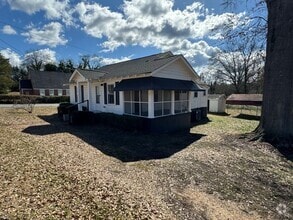 Building Photo - 2 Bedrooms, 1 Bathroom with a Bonus Room -...