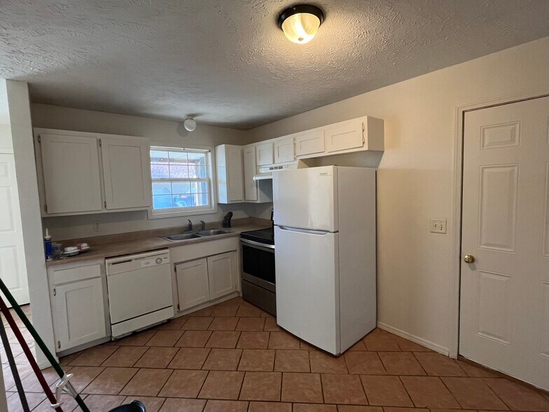 Building Photo - 935 W Poplar St