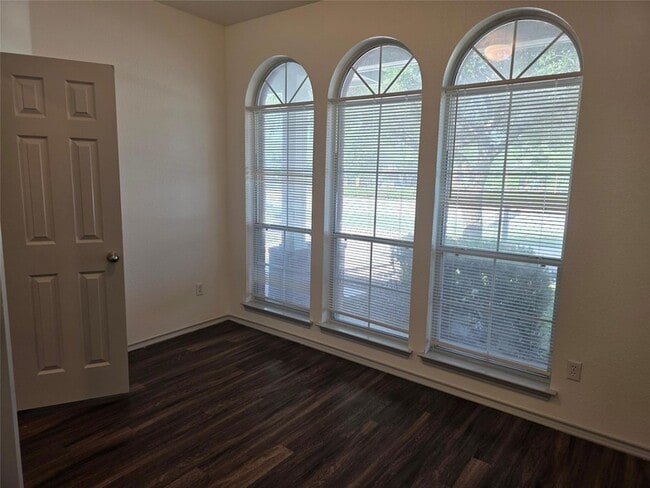 Building Photo - 319 Riverwalk Dr