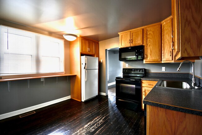 Building Photo - 1309 6th Ave S