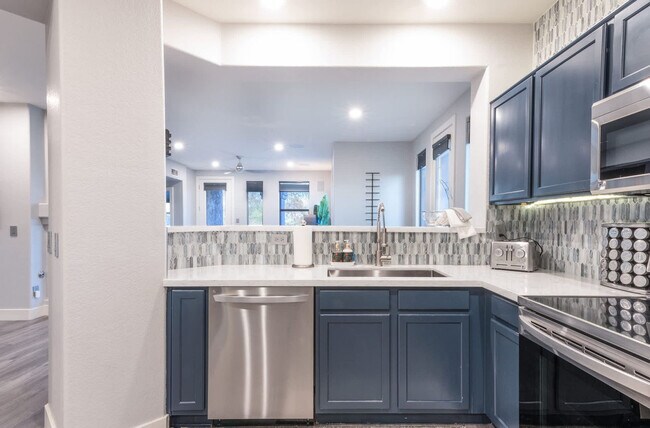 Building Photo - 15221 N Clubgate Dr