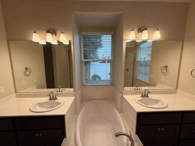 Building Photo - 2021 built two story in Oakdale!