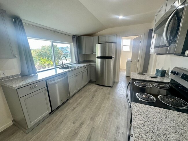 Building Photo - PRELEASING: Available September 2026! 3 bdrm/1 bath House!