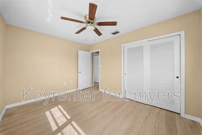 Building Photo - 275 Lakeview Dr