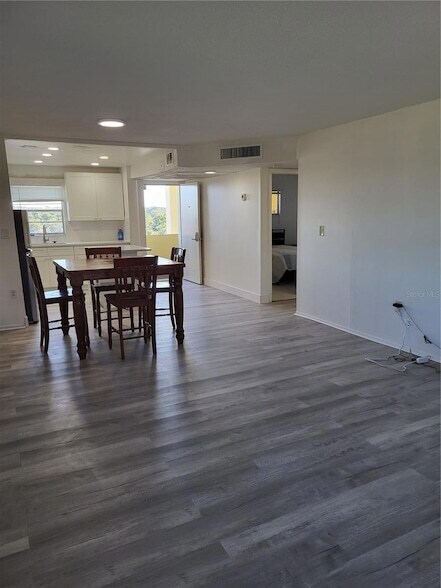 Building Photo - 4650 Cove Cir